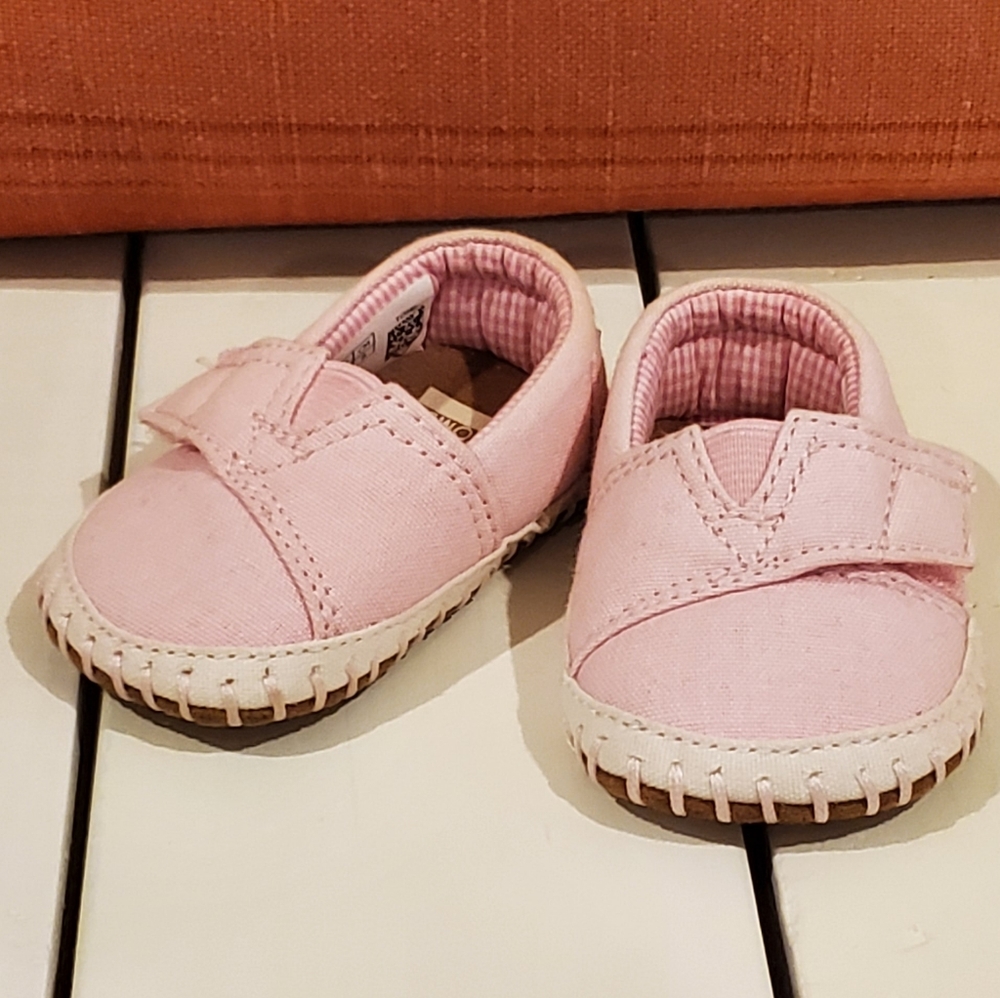 Toms, baby pink size 1